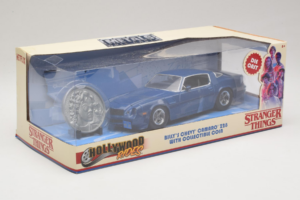 Chevrolet Camaro Z28 Stranger Things With Collectible Coin Metals Diecast 1:24 31110 Druckguss — Bild 2 von 3