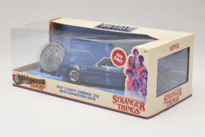 Chevrolet Camaro Z28 Stranger Things With Collectible Coin Metals Diecast 1:24 31110 Druckguss — Bild 3 von 3