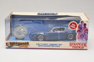 Chevrolet Camaro Z28 Stranger Things With Collectible Coin Metals Diecast 1:24 31110 Druckguss