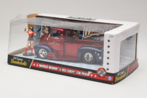 Chevrolet COE Pickup Wonder Woman With Figure Metals Diecast 1:24 30453 Druckguss — Bild 3 von 3