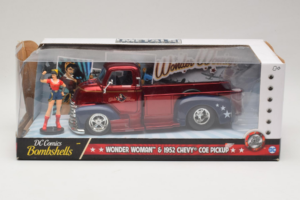 Chevrolet COE Pickup Wonder Woman With Figure Metals Diecast 1:24 30453 Druckguss