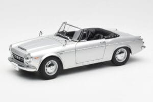 Datsun Fairlady 2000 SR311 Roadster Silber AUTOart 1:18 77432 Druckguss