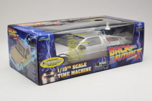 DeLorean DMC-12 Time Machine Back to the Future II Diamond 1:15 210123 Druckguss — Bild 2 von 3