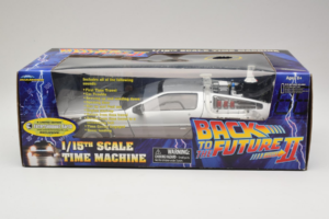 DeLorean DMC-12 Time Machine Back to the Future II Diamond 1:15 210123 Druckguss