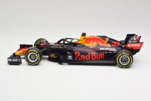 Aston Martin Red Bull Racing RB16 #33 M. Verstappen Abu Dhabi GP Winner 2020 Minichamps 1:18 110201733 Druckguss — Bild 3 von 7