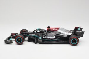 Mercedes AMG W12 Petronas #44 L. Hamilton Spanish GP 100th Pole 2021 Minichamps 1:18 110210444 Resin — Bild 3 von 7
