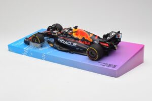 Red Bull Racing RB18 #1 M. Verstappen Winner Miami GP 2022 Minichamps 1:18 113220501 Druckguss — Bild 5 von 7