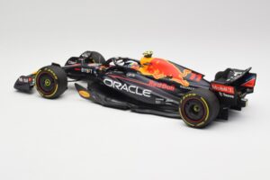 Oracle Red Bull Racing RB18 #11 S. Perez Abu Dhabi GP 2022 Minichamps 1:18 110222211 Druckguss — Bild 5 von 7