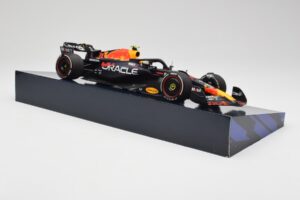 Red Bull Racing RB19 #11 S. Perez Winner Saudi Arabian GP 2023 Minichamps 1:18 113230111 Druckguss — Bild 4 von 6