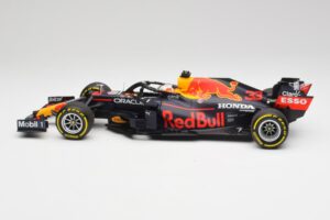 Red Bull RB16B #33 M. Verstappen Emilia Romagna GP Winner Mid Race Tyres 2021 Minichamps 1:18 110210133 Druckguss — Bild 3 von 7