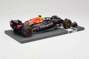 Red Bull RB18 Oracle #1 M. Verstappen Abu Dhabi GP 2022 Winner Minichamps 1:18 113222201 Resin — Bild 3 von 7