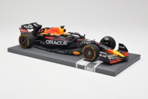 Red Bull RB18 Oracle #1 M. Verstappen Abu Dhabi GP 2022 Winner Minichamps 1:18 113222201 Resin — Bild 4 von 7