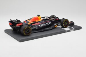 Red Bull RB18 Oracle #1 M. Verstappen US GP 2022 Winner Minichamps 1:18 113221901 Resin — Bild 3 von 7