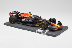 Red Bull RB18 Oracle #1 M. Verstappen US GP 2022 Winner Minichamps 1:18 113221901 Resin — Bild 4 von 7