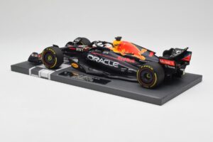 Red Bull RB18 Oracle #1 M. Verstappen US GP 2022 Winner Minichamps 1:18 113221901 Resin — Bild 5 von 7