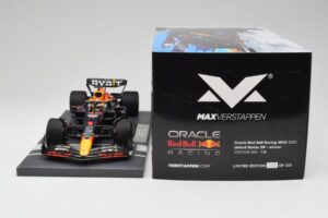 Red Bull RB18 Oracle #1 M. Verstappen US GP 2022 Winner Minichamps 1:18 113221901 Resin — Bild 6 von 7