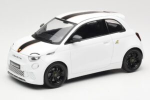 Abarth 500e Weiß IXO 1:18 MCG18497 Druckguss