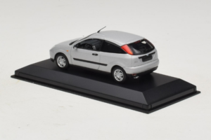Ford Focus Mk1 3-Door Silber Minichamps 1:43 FOCUS005 Druckguss — Bild 3 von 5