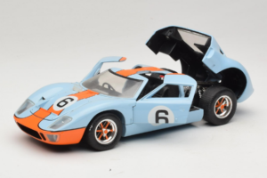 Ford GT40 Gulf #6 J. Ickx / J. Oliver 24 Hours of Le Mans 1969 Revell 1:18 48824 Druckguss — Bild 2 von 8