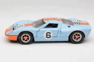Ford GT40 Gulf #6 J. Ickx / J. Oliver 24 Hours of Le Mans 1969 Revell 1:18 48824 Druckguss — Bild 4 von 8