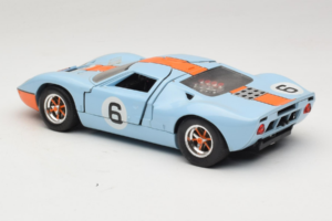Ford GT40 Gulf #6 J. Ickx / J. Oliver 24 Hours of Le Mans 1969 Revell 1:18 48824 Druckguss — Bild 7 von 8
