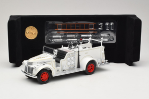 GMC Feuerwehrauto Weiß Road Signature 1:18 20068 Druckguss — Bild 8 von 9