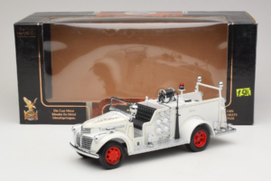 GMC Feuerwehrauto Weiß Road Signature 1:18 20068 Druckguss — Bild 9 von 9