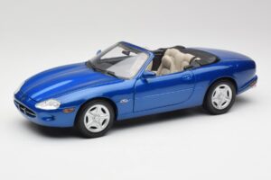 Jaguar XK8 X100 Cabriolet Azure Blau Maisto 1:18 50286 Druckguss