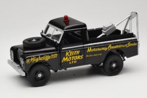Land Rover Series III Bergungsfahrzeug Schwarz Universal Hobbies 1:18 4411 Druckguss