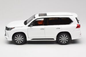 Lexus LX570 J200 Weiß LCD 1:18 LCD18010-WH Druckguss — Bild 4 von 8