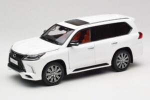 Lexus LX570 J200 Weiß LCD 1:18 LCD18010-WH Druckguss