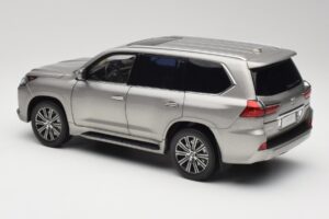 Lexus LX570 Sonic Titanium Kyosho 1:18 08955T Druckguss — Bild 7 von 8