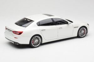 Maserati Quattroporte VI GTS Alpine Weiß AUTOart 1:18 75808 Druckguss — Bild 3 von 8
