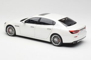 Maserati Quattroporte VI GTS Alpine Weiß AUTOart 1:18 75808 Druckguss — Bild 7 von 8