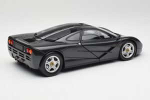 McLaren F1 Carbon Schwarz Metallic Minichamps 1:18 530133420 Druckguss — Bild 3 von 8