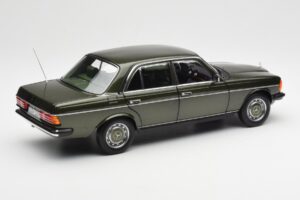 Mercedes 200 W123 Cypress Grün Metallic Händler Edition Norev 1:18 B66040654 Druckguss — Bild 3 von 8