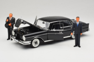 Mercedes 300 SE Schwarz mit Figuren Revell 1:18 9050 Druckguss — Bild 2 von 9