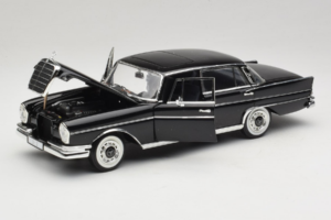 Mercedes 300 SE Schwarz mit Figuren Revell 1:18 9050 Druckguss — Bild 3 von 9