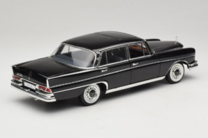 Mercedes 300 SE Schwarz mit Figuren Revell 1:18 9050 Druckguss — Bild 4 von 9
