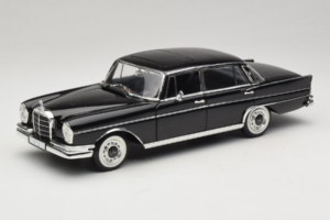 Mercedes 300 SE Schwarz mit Figuren Revell 1:18 9050 Druckguss