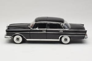 Mercedes 300 SE Schwarz mit Figuren Revell 1:18 9050 Druckguss — Bild 5 von 9