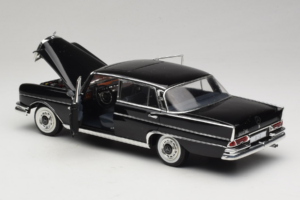 Mercedes 300 SE Schwarz mit Figuren Revell 1:18 9050 Druckguss — Bild 6 von 9