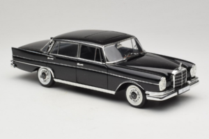 Mercedes 300 SE Schwarz mit Figuren Revell 1:18 9050 Druckguss — Bild 7 von 9