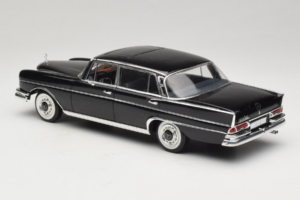 Mercedes 300 SE Schwarz mit Figuren Revell 1:18 9050 Druckguss — Bild 8 von 9