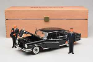 Mercedes 300 SE Schwarz mit Figuren Revell 1:18 9050 Druckguss — Bild 9 von 9