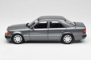 Mercedes 500 E W124 Pearl Grau Norev 1:18 183946 Druckguss — Bild 4 von 8