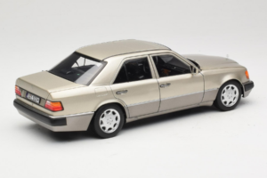 Mercedes 500E W124 Smoke Silver Händler Edition Norev 1:18 B66040724 Druckguss — Bild 3 von 8