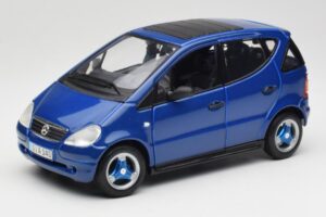Mercedes A-Class W168 Dunkelblau Maisto 1:18 B66005219 Druckguss