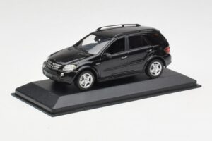 Mercedes AMG ML 63 W164 Schwarz Minichamps 1:43 400037670 Druckguss — Bild 2 von 4