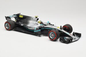Mercedes AMG Petronas W08 V. Rossi Ride Swap Valencia December 2019 Minichamps 1:18 110191746 Druckguss — Bild 4 von 6